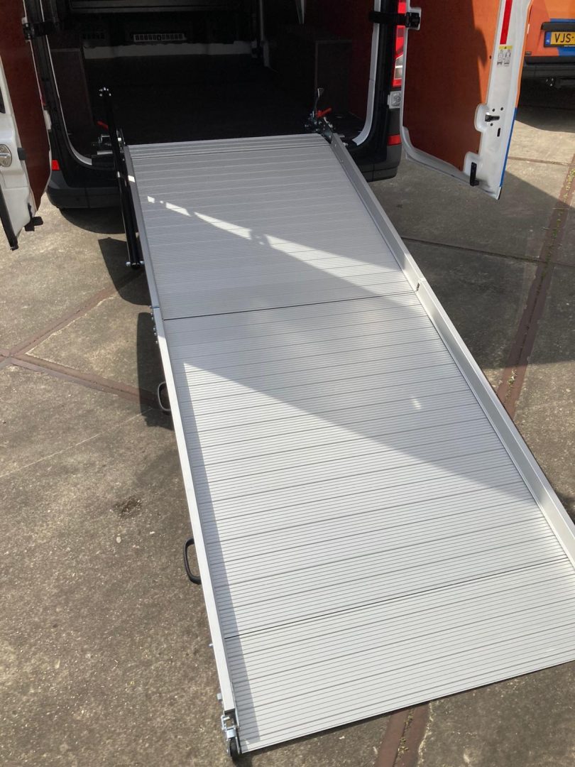 Loading ramp for the mobile scaffold