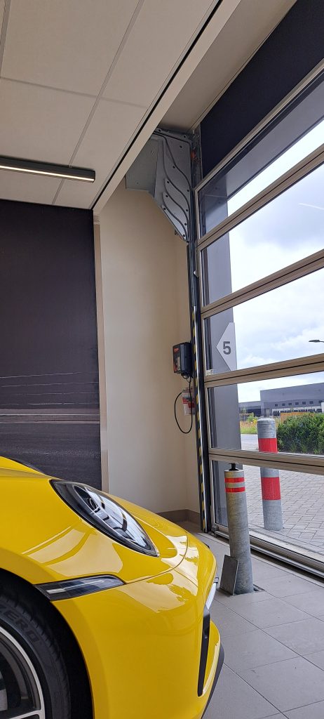 Bedrijfsdeur mooi weggewerkt - Rolflex