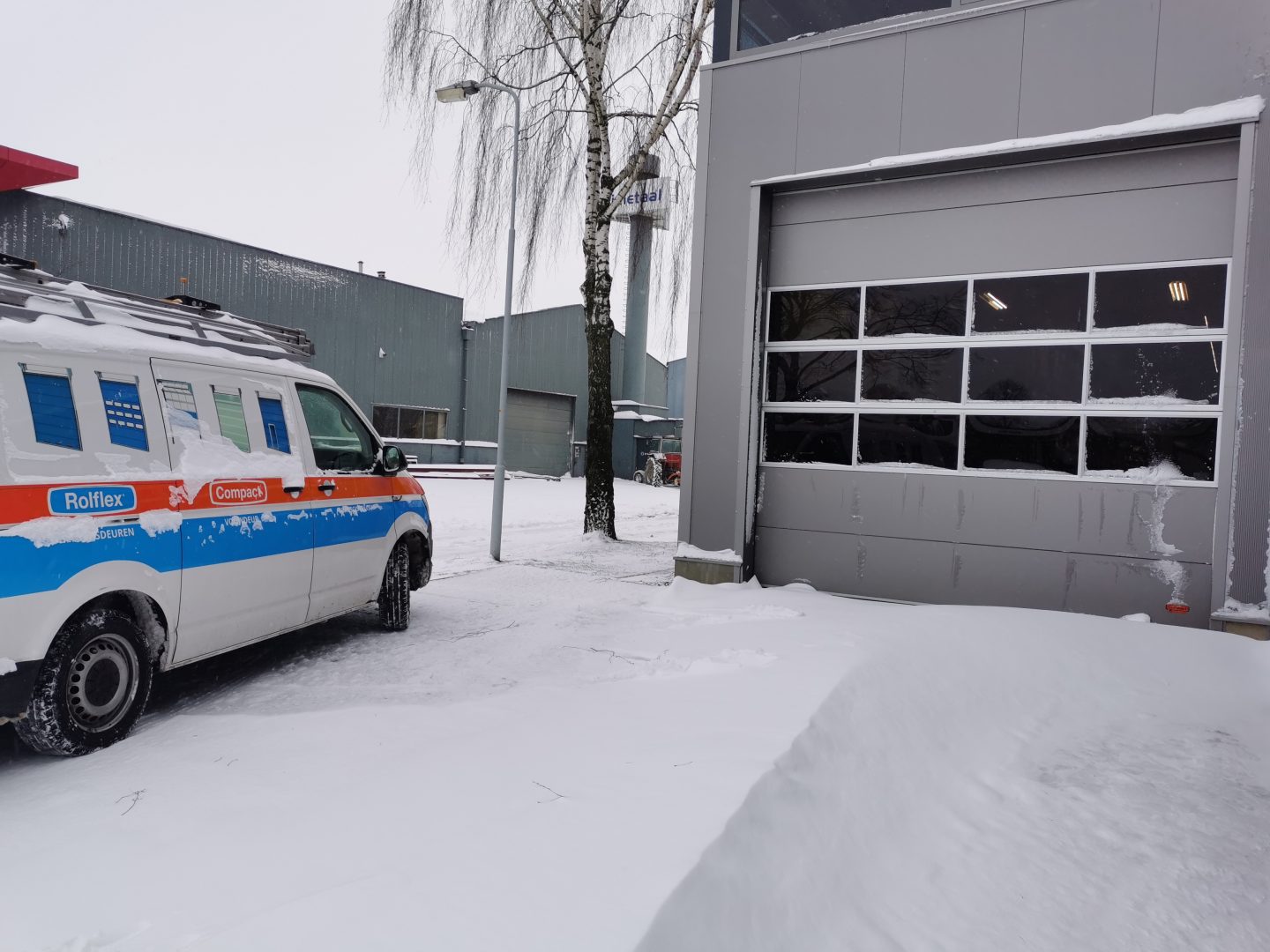 Compact door in the snow with Rolflex bus